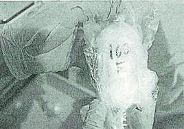 Foto del atestado de un envoltorio con cocaína grabado con la letra 'F'.