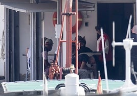 Ocupantes de una embarcación a su llegada al puerto de Santa Lucía de Cartagena, este sábado.