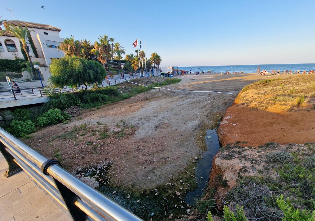 Estado de Cala Estaca, ayer domingo, con el vertido de agua verde junto a la arena.