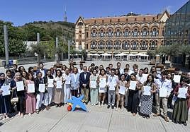 Los seleccionados en la primera edición de las becas de grado recibieron un reconocimiento durante el encuentro en Barcelona.