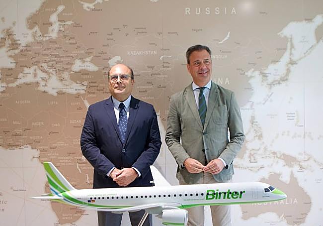 Marcos Ortuño y el coordinador general de Binter, Santiago Guerra, tras la presentación del acuerdo para la promoción del destino Región de Murcia en Canarias.