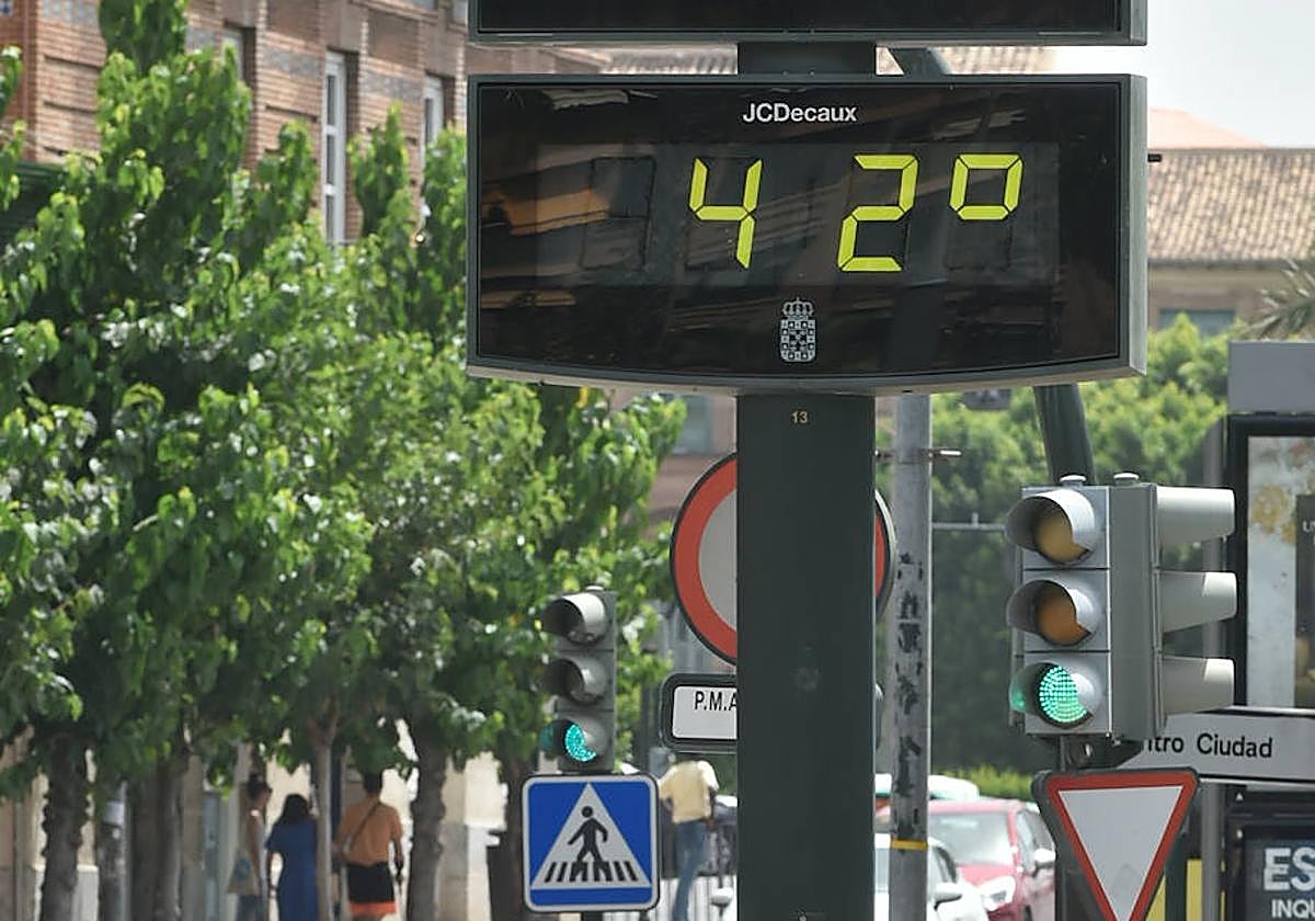 Un termómetro marca 42 grados en Murcia, en una imagen de archivo.