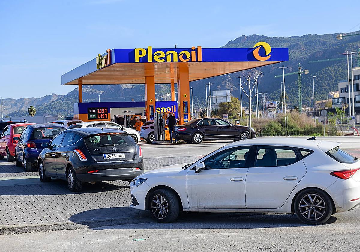 Colas a la entrada de una estación de servicio 'low cost', en imagen de archivo.