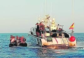 Una patrullera de la Guardia Civil localiza y rescata a varios inmigrantes de una patera, cerca de la costa de la Región durante este fin de semana.