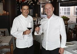 Juan Francisco Carmona y Miguel López brindan con vino.