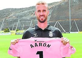 El portero Aarón Escandell, con el dorsal '1', ayer en su presentación.