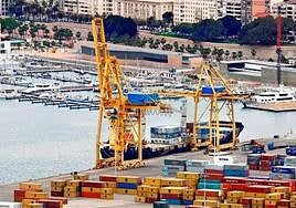 Contenedores de mercancías apilados en la dársena cartagenera de Santa Lucía