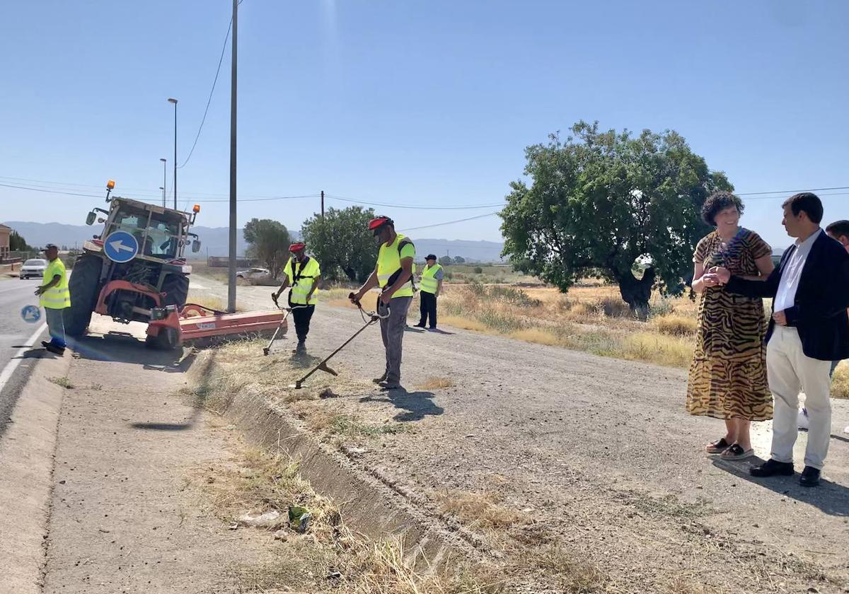 El consejero en funciones de Fomento e Infraestructuras, Díez de Revenga, y la alcaldesa de Puerto Lumbreras, María Ángeles Túnez, visitan las obras.