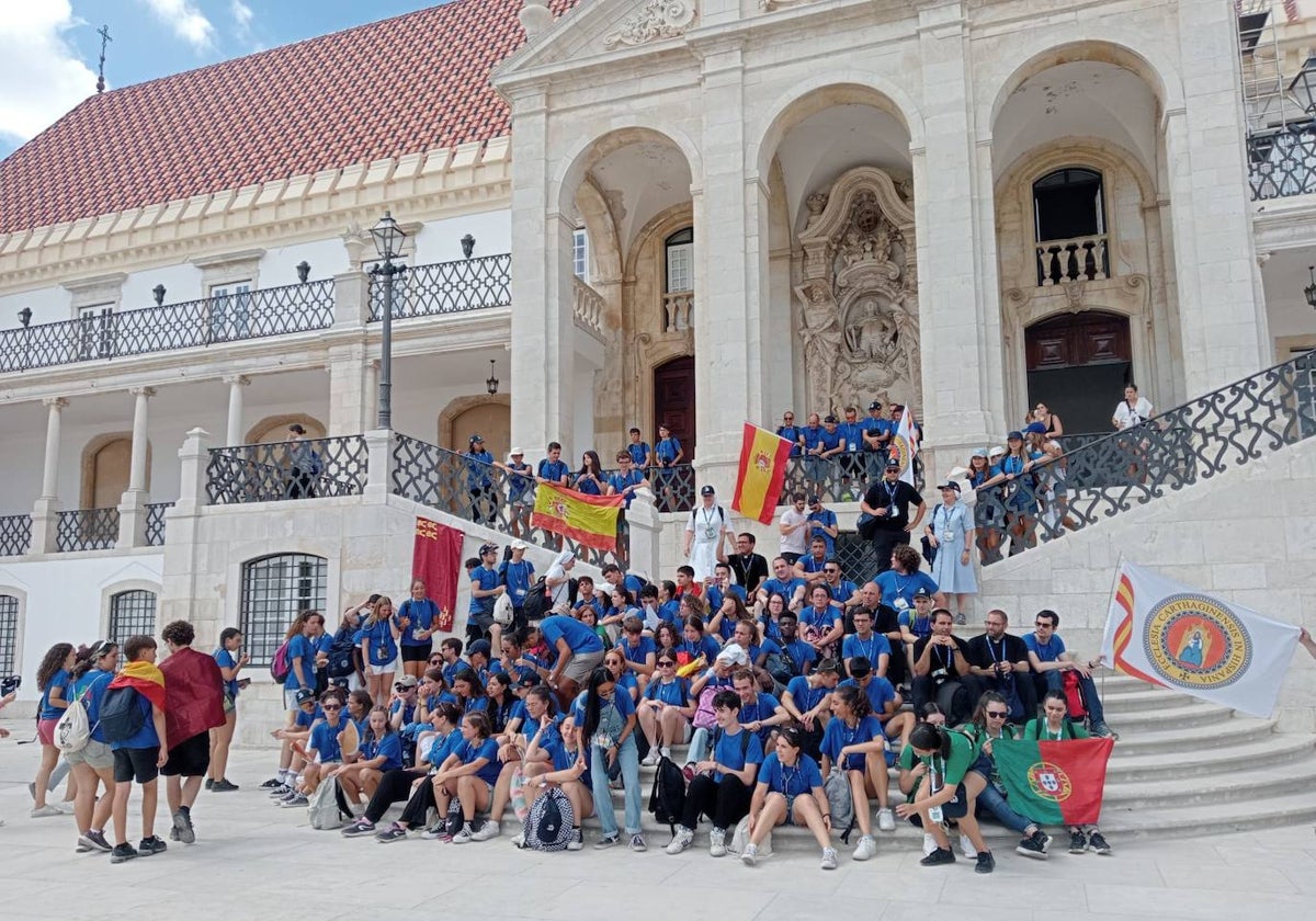 Jóvenes murcianos junto a otros franceses y portugueses en la Universidad de Coimbra, el pasado sábado.