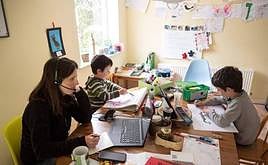 Una mujer trabaja desde su casa para atender a sus hijos en una imagen de archivo.