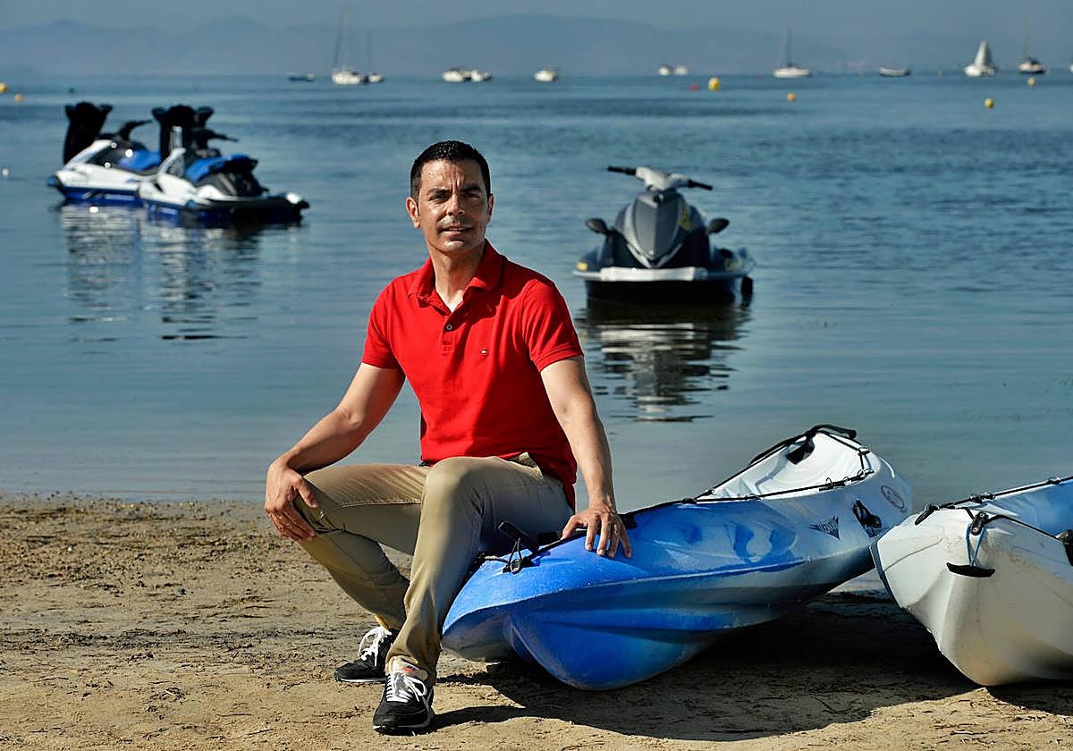 Marcos Ros, en una playa del Mar Menor en San Pedro del Pinatar.