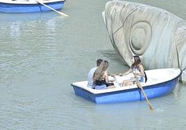 Varias personas pasean en barca por el río Segura a su paso por Murcia, en una imagen de archivo.