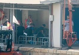 Inmigrantes que llegaron este fin de semana a bordo de una patera en el Puerto de Santa Lucía, en Cartagena.