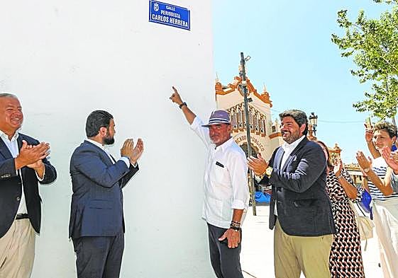 Francisco Bernabé, Joaquín Zapata, Carlos Herrera y Fernando López Miras, en el acto, junto a Visitación Mccartínez y Marcos Ortuño, en la calle de La Unión que desde ayer lleva el nombre del conocido periodista almeriense, muy próxima al antiguo Mercado Público de la ciudad.