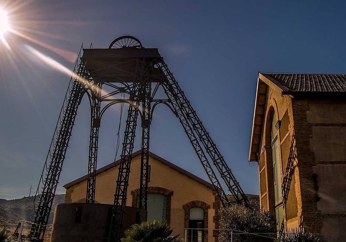 Exterior del centro de interpretación de la Mina de Las Matildes con su reconocible castillete.