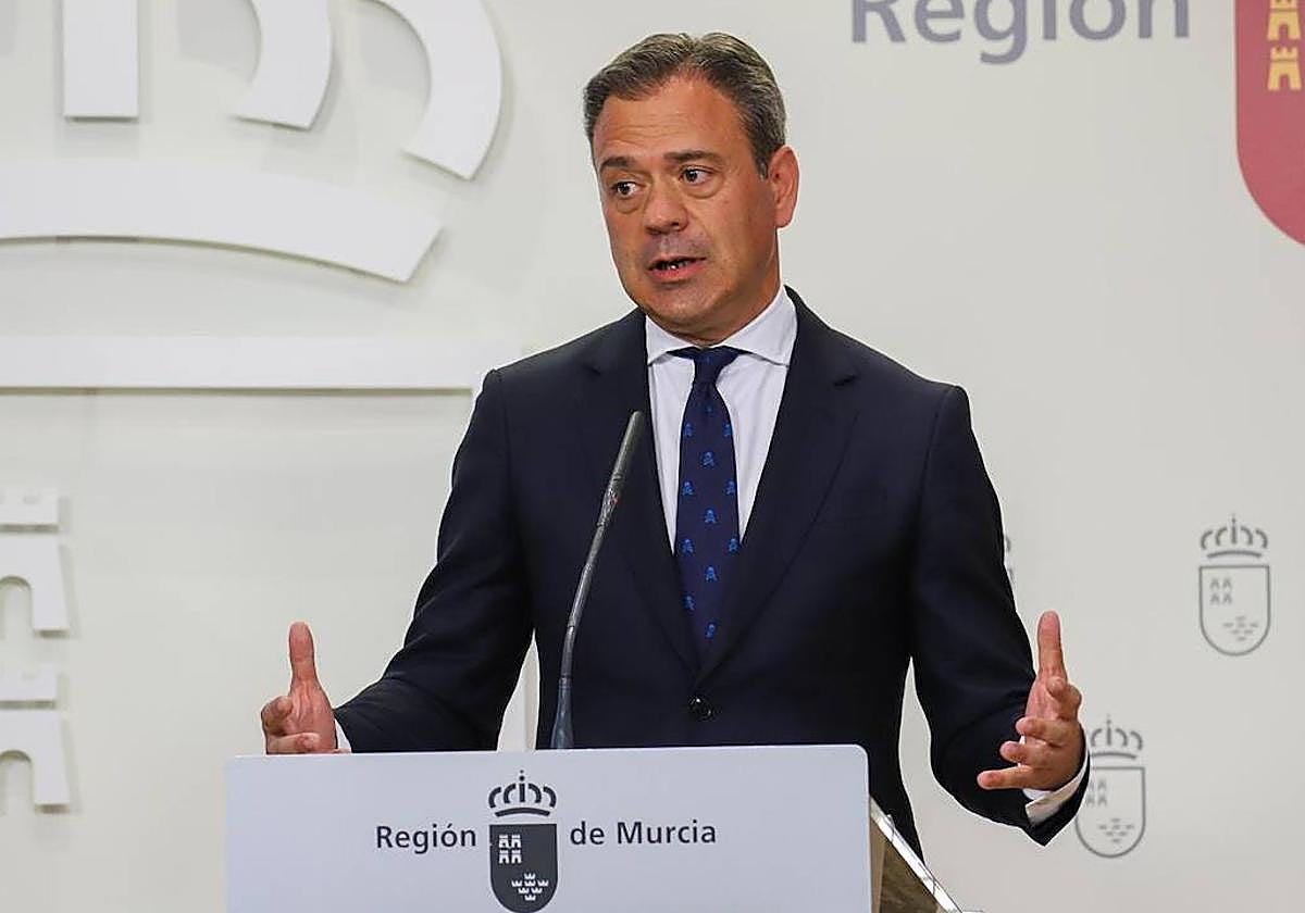 El portavoz del Gobierno regional, Marcos Ortuño, este jueves en rueda de prensa.