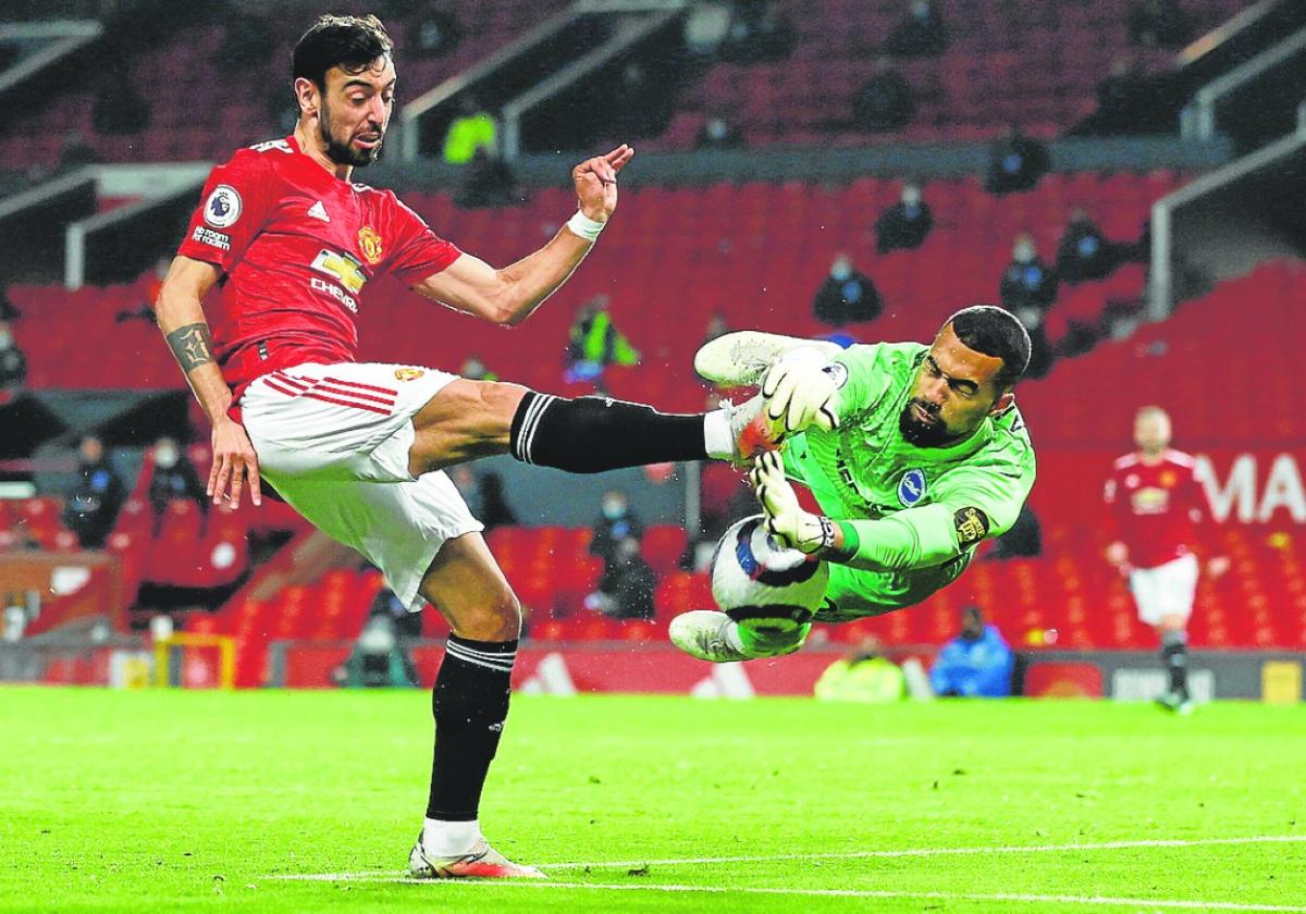 Robert Sánchez evita el gol de Bruno Fernandes en un partido ante el Manchester United.