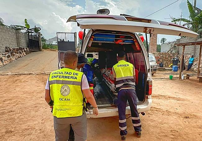 Ambulancia equipada gracias al proyecto humanitario en Kikaya. LV