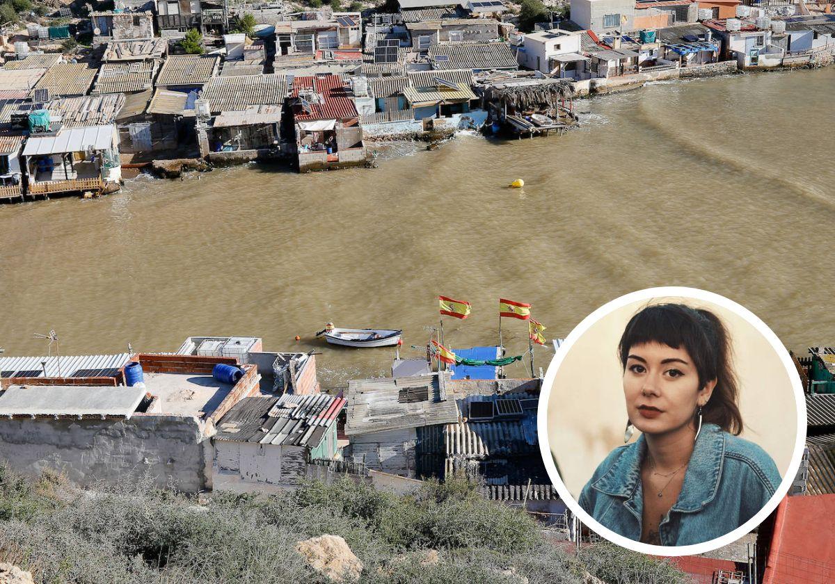 La Algameca desde el mar y la directora del documental, Blanca Pérez de Tudela.