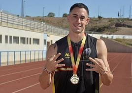 Sergio López Barranco, el pasado jueves en la pista de atletismo de Alcantarilla, con la medalla de oro lograda en Torrent y la equipación especialmente diseñada para él por la marca Mobel.