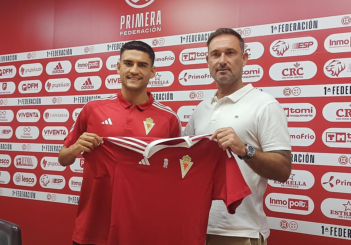 Guilherme Morais y el director deportivo grana, durante la presentación del mediocentro portugués, este lunes.