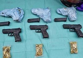 Tres de las armas incautadas en esta operación.
