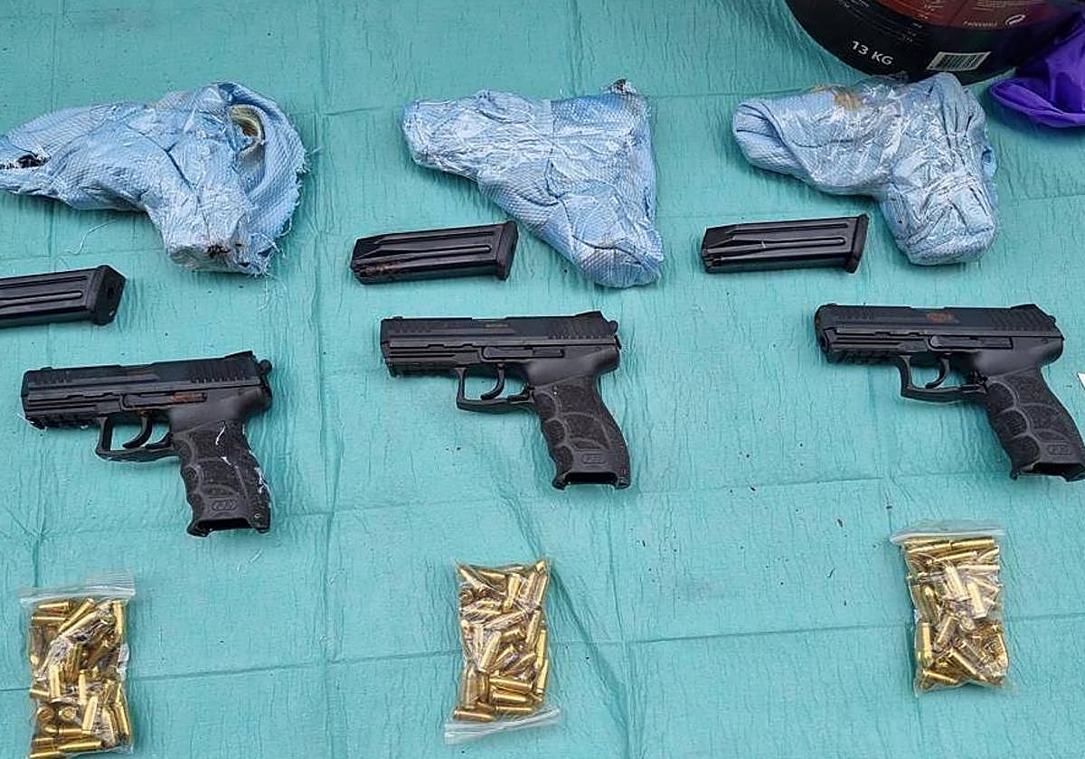 Tres de las armas incautadas en esta operación.