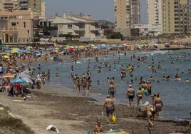 La playa de La Manga llena de turistas, en una imagen de archivo.