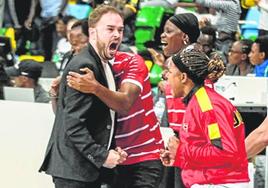 El entrenador murciano Alberto Antuña celebra con su segundo un triunfo de Uganda en el pasado Afrobasket femenino.