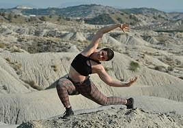 Andrea Carrión, en las peladas elevaciones del desierto de Mahoya, en Abanilla.