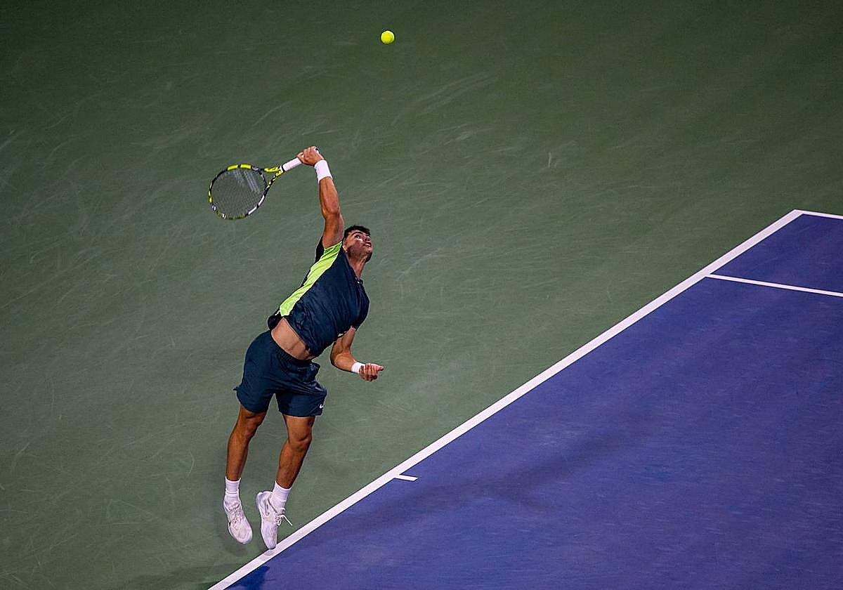 Carlos Alcaraz realiza un saque, en el partido de este miércoles contra Ben Shelton.