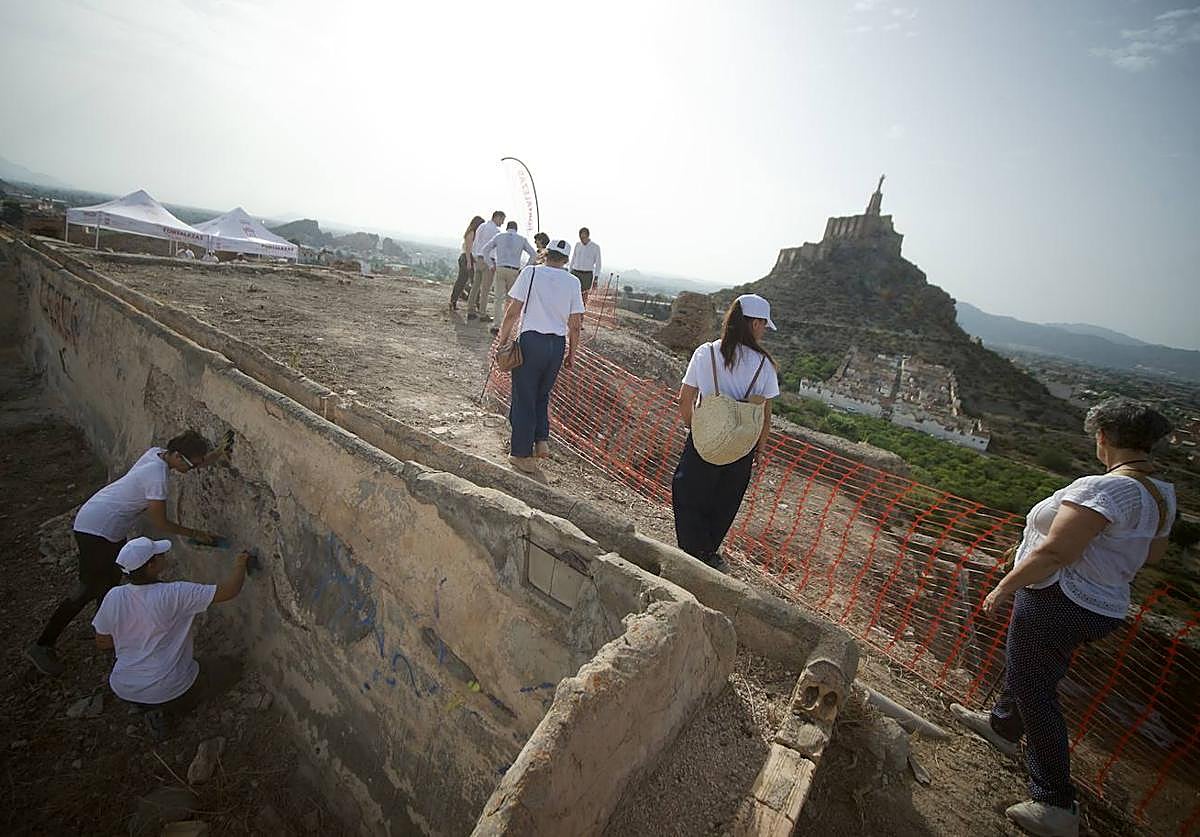 Visita al recinto superior del trabajo, donde han arrancado las excavaciones, con la imagen del Castillo de Monteagudo de fondo, a la espera de que pueda ser visitado.