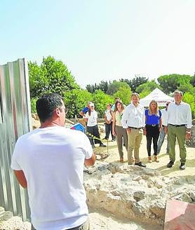 Imagen secundaria 2 - Trabajos de desbroce en la alberca de Larache, en el Huerto Hondo, y un arqueólogo explica los hallazgos en el Molino Armero. 