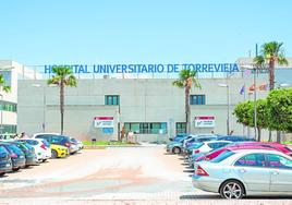 Fachada exterior del Hospital Universitario de Torrevieja.