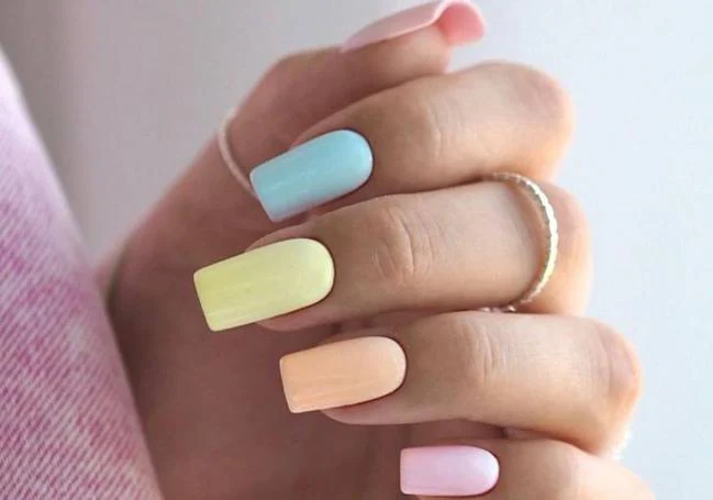 Manicure with pastel tones.