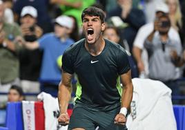 Carlos Alcaraz grita de rabia tras ganar el partido, este jueves en Toronto.