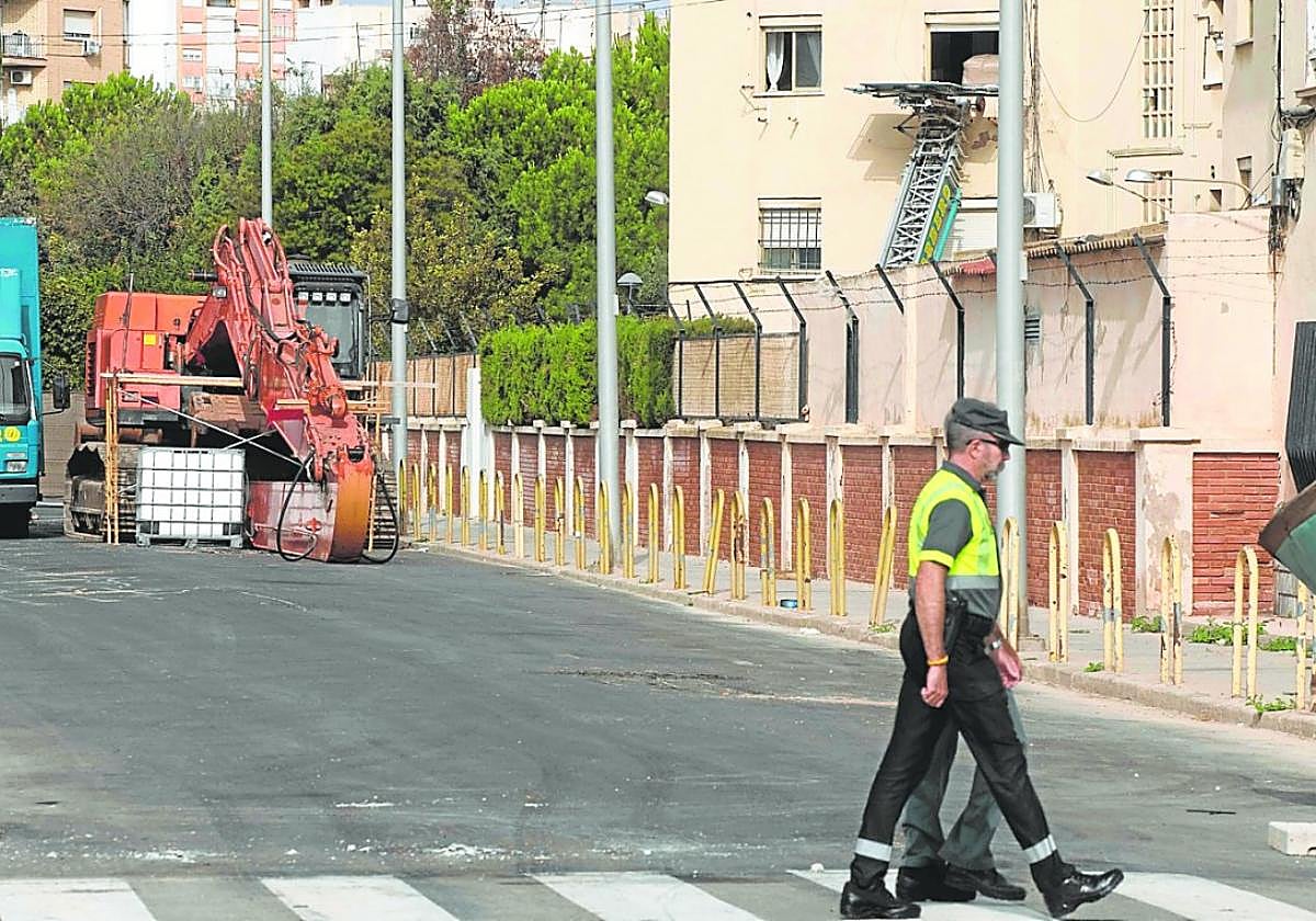 El desalojo del cuartel de la Guardia Civil de Cartagena empieza sin ...