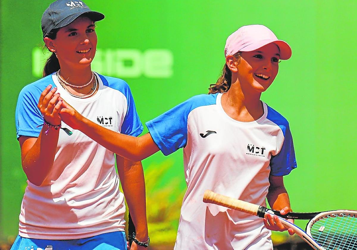 Dos jugadoras del equipo alevín femenino del Murcia Club de Tenis 1919.