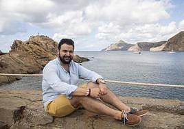Joaquín Zapata en su lugar preferido de La Unión, la playa del Lastre, en la bahía de Portmán.
