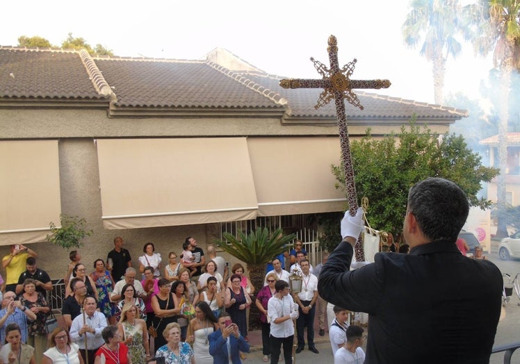 Imagen principal - Público frente a la iglesia de La Asunción.