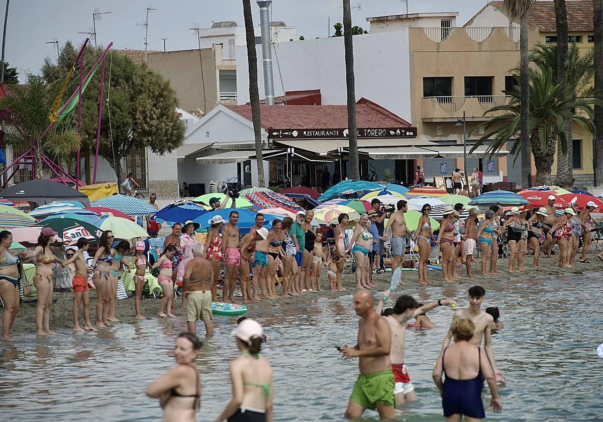 El tercer abrazo al Mar Menor, en imágenes