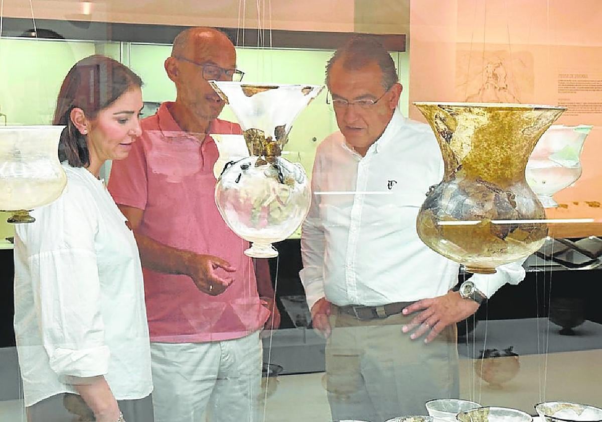 El edil Santiago Parra (d), con dos técnicos de Turismo, ayer, en el Museo Arqueológico, donde se presentaron las jornadas.