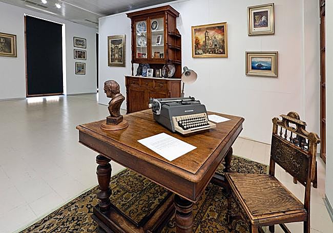 Su máquina de escribir Olivetti y el mobiliario que demuestra su buen gusto para vivir.