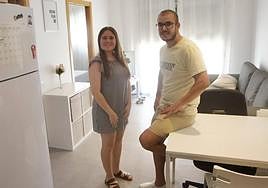 Lorena y Carlos, en el piso de apenas 45 metros cuadrados que acaban de alquilar en la zona norte de la ciudad.