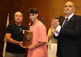 El joven trovero 'El Parra', con el trofeo Ángel Cegarra del Cante de las Minas