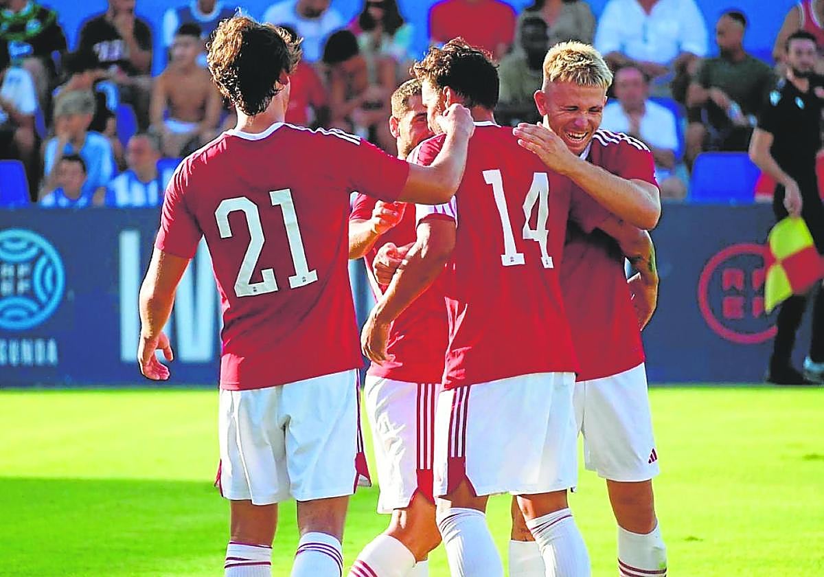 Los jugadores granas celebran el gol de Pedro León que abrió el marcador en El Rubial.