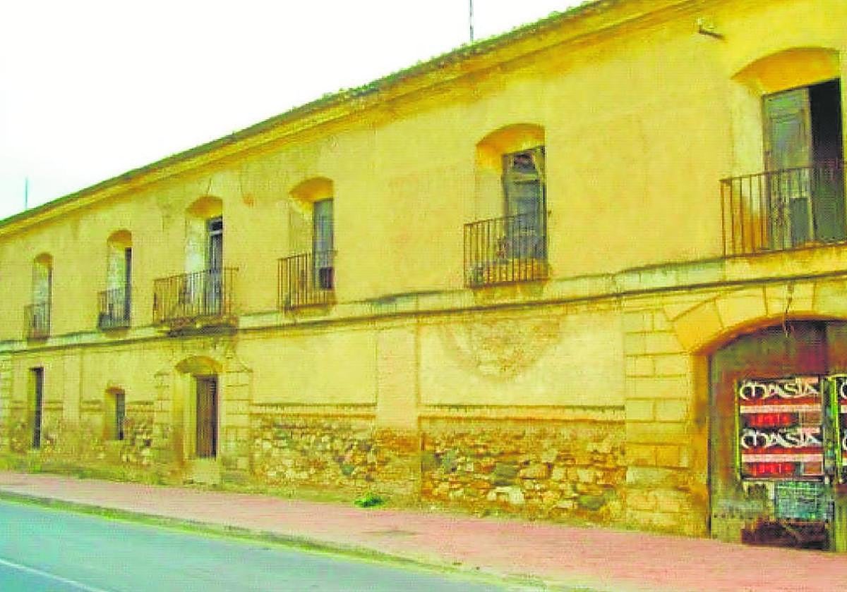 La fachada principal de la posada (o posadas) de Librilla, el más emblemático edificio de la localidad y que ahora ha sido declarado Bien de Interés Cultural por al Comunidad.
