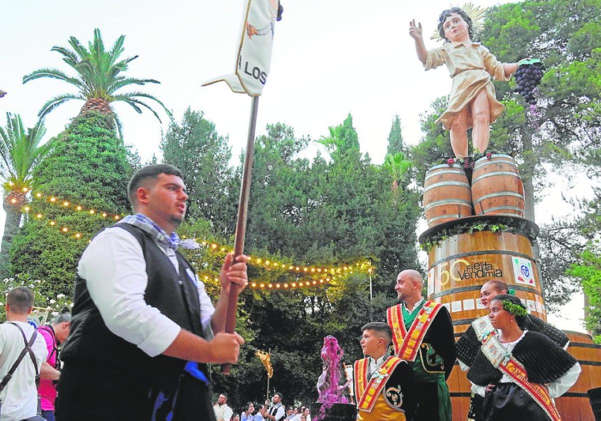 La representación del Niño de las Uvas corona la Fuente del Vino, en el jardín del Rey Don Pedro.