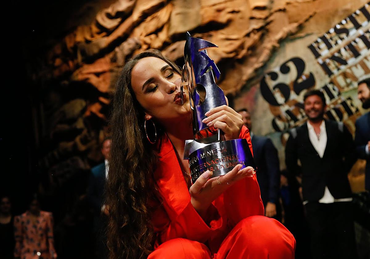 Rocío Luna, junto al premio de la Lámpara Minera.