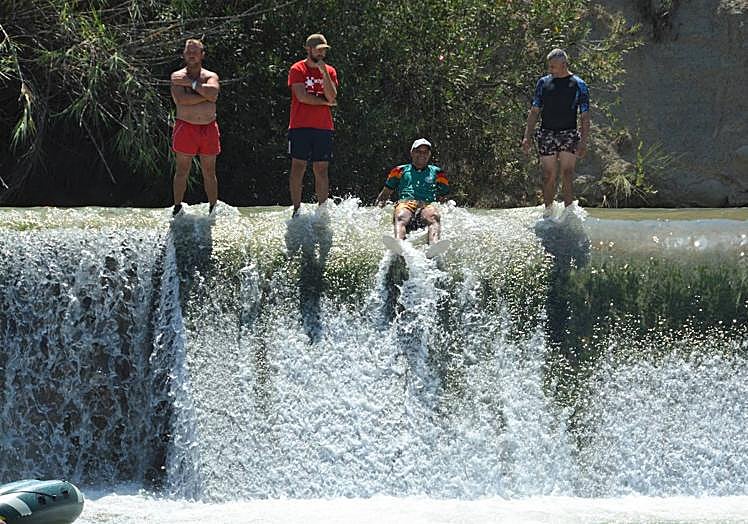 Imagen principal - Bañistas en las zonas de El Jarral de Abarán y La Presa de Cieza. 
